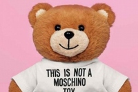 「モスキーノ(MOSCHINO)」の新作フレグランスは自然の奥深く、ぬいぐるみの王国からやって来た“モスキーノ・トイ”