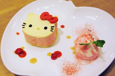 東京・お台場のハローキティカフェに春の限定メニュー登場 - 苺のティラミスやパフェ、ラテなど