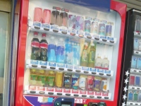 JT(日本たばこ産業)が、2015年9月をめどに飲料事業から撤退することを発表した。今回同社の自販機事業の撤退は見送られたが、近く飲料事業に続き自販機事業も動きがある可能性が高く、JTの自販機事業をめぐり、水面下で大手飲料メーカーが買収や提携に乗り出しているようだ。