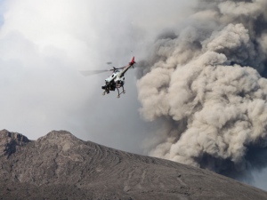 東京大学地震研究所噴火予知研究センターの金子隆之助教らの研究チームが、およそ10年前から、ヤマハ発動機の自律航行型無人ヘリ「RMAX G1」を用いた研究を行っている。