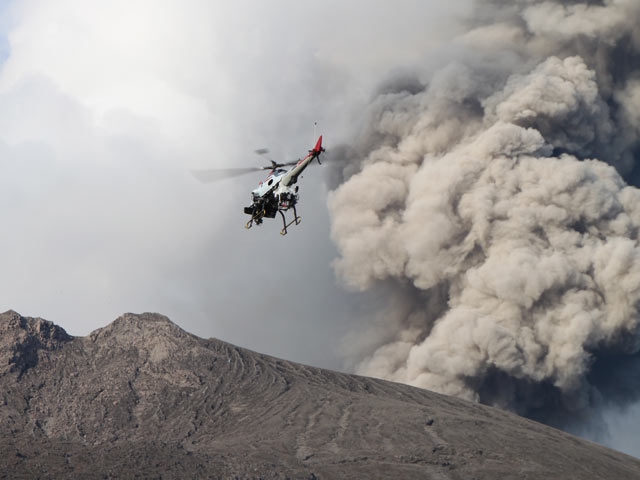 東京大学地震研究所噴火予知研究センターの金子隆之助教らの研究チームが、およそ10年前から、ヤマハ発動機の自律航行型無人ヘリ「RMAX G1」を用いた研究を行っている。