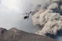 東京大学地震研究所噴火予知研究センターの金子隆之助教らの研究チームが、およそ10年前から、ヤマハ発動機の自律航行型無人ヘリ「RMAX G1」を用いた研究を行っている。