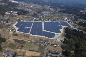 発電を開始した熊本県多良木町のメガソーラー発電所「F多良木太陽光発電所」（NTTファシリティーズの発表資料より）
