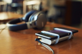 ウォークマンなど多様な携帯型音楽プレーヤーやスマートフォンと組み合わせて、高音質再生を楽しめる小型軽量のポータブルヘッドホンアンプ「PHA-1A」。写真はスマホと接続している(写真提供:ソニー) ウォークマンなど多様な携帯型音楽プレーヤーやスマートフォンと組み合わせて、高音質再生を楽しめる小型軽量のポータブルヘッドホンアンプ「PHA-1A」。写真はスマホと接続している(写真提供:ソニー)