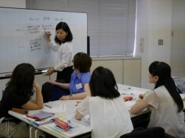 第一生命保険に4月1日付で同社初の女性執行役員が誕生する。新たな管理職登用者の約半数も女性という。写真は、次世代女性リーダー研修（アシスタントマネジャー編）の様子（同社発表資料より）