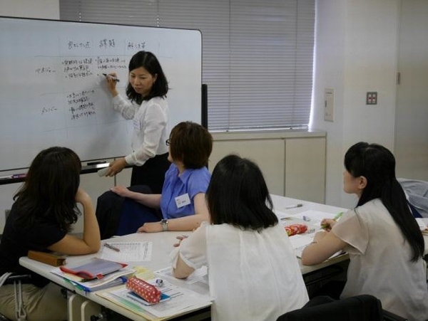 第一生命保険に4月1日付で同社初の女性執行役員が誕生する。新たな管理職登用者の約半数も女性という。写真は、次世代女性リーダー研修（アシスタントマネジャー編）の様子（同社発表資料より）