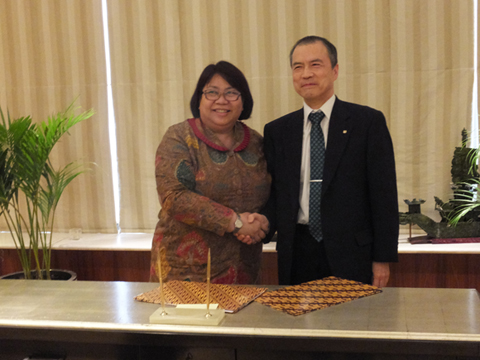 調印式で握手するプルタミナ社のイェニ・アンダヤニ（Yenni Andayani）取締役（左）と東京ガスの広瀬道明社長（東京ガスの発表資料より）