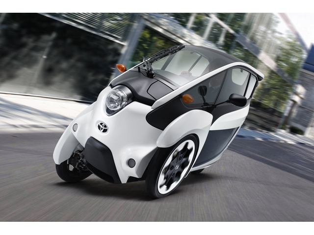 トヨタとパーク24は、パーソナルモビリティ「TOYOTA i-ROAD」を組み合わせたシェアリングサービスの実証実験を2015年4月10日から当面9月末までの約6ヵ月間にわたり東京都心部を中心に実施する。使用する車両は、一人乗りの三輪EV(電気自動車)「i-ROAD」だ