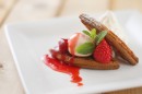 京都センチュリーホテルは、約20種類のいちごスイーツ食べ放題『スーパーストロベリーフェア』を3月20日～4月9日の期間限定で開催する。