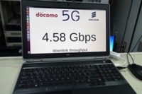 NTTドコモは、第5世代移動通信方式（5G）の屋外実験で、15GHz帯の高周波数帯を用い受信時の速度が4.5Gbps以上になるデータ通信に成功した（写真：同社発表資料より）