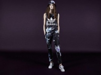 「アディダス オリジナルス(adidas Originals)」から日本人アーティストによるウィメンズコレクションが登場