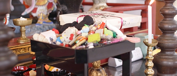 Hameeは、4月1日を「携帯ストラップの日」として制定し、壊れてしまったスマホや古びたストラップを“供養”するサービスを実施する。