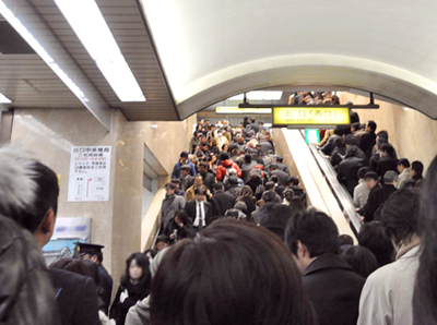 東日本大震災直後の池袋駅西口帰宅困難者の様子 （NECの発表資料（豊島区提供）より）