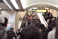 東日本大震災直後の池袋駅西口帰宅困難者の様子 （NECの発表資料（豊島区提供）より）