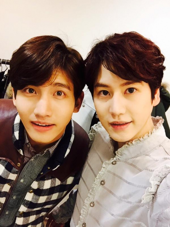 SUPER JUNIORのキュヒョンが東方神起チャンミンとのツーショット写真を公開した。写真：キュヒョンのツイッターより