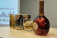 手前が3月24日から数量限定発売する「スーパーニッカ復刻版」(予想価格3500円)で、写真奥は4月7日から発売するハイボール缶3種「竹鶴プレミアムハイボール」「ブラックニッカ クリアハイボール」「ニッカハイボール」