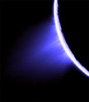 カッシーニ探査機によって撮影された、エンセラダスの南極付近の割れ目から噴出するプリュームの写真（画像提供NASA/JPL）