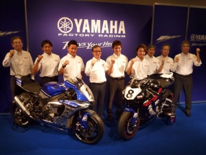 国内最高峰であるJSB1000に参加する「YAMAHA FACTORY RACING TEAM」(写真左)と「YAMALUBE RACING TEAM」の選手と監督。