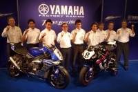 国内最高峰であるJSB1000に参加する「YAMAHA FACTORY RACING TEAM」(写真左)と「YAMALUBE RACING TEAM」の選手と監督。