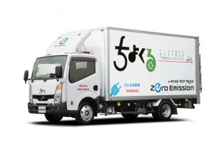 小型トラック「アトラス」をベースに電気自動車(EV)システムを搭載したZEV(ゼロエミッション車)小型トラックである日産「e-NT400テストトラック」。80kWの電動モーターと高出力&大容量のリチウムイオンバッテリーにより、JC08モードで航続可能距離が約62km。30分間で容量の80%まで充電可能な急速充電機能を内蔵する