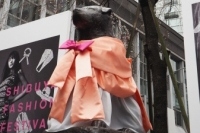 渋谷の待ち合わせスポットの定番「ハチ公」が、3月21日に1日限りのドレスアップを行っていた。