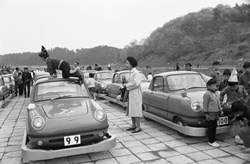 「こどもの国」で乗車を待つ子どもたち・1960年代当時の様子（日産の発表資料より）