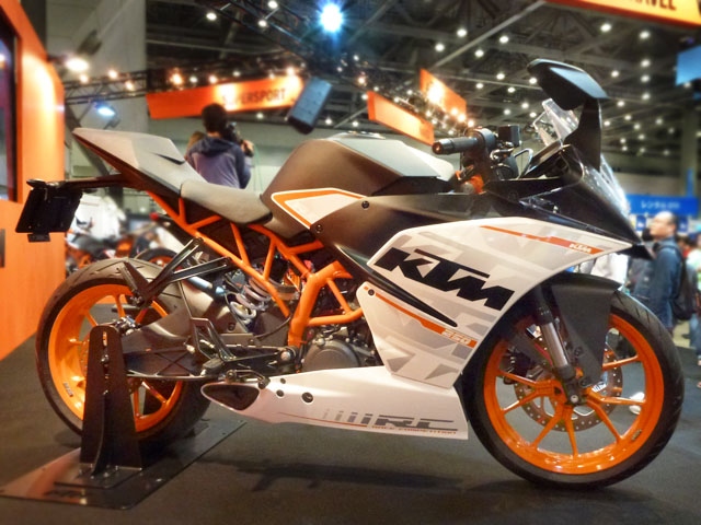 KTM RC250(写真)、KTM 250DUKEとも、発売は5、6月頃を予定。全国各地で試乗会も開催するとのことだ。