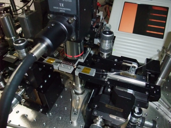 東京大学の古澤明教授とNTT先端集積デバイス研究所による研究グループが開発した量子テレポーテーション実験装置の全体写真（東京大学の発表資料より）