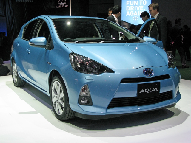 2014年4月～15年3月の国内新車販売台数で、何とか登録車がトップを死守した「トヨタ・アクア」。ただし、総合でトップ10に7車種の軽自動車がランクインした