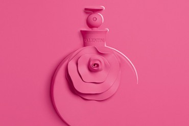ヴァレンティノの新作香水「ヴァレンティナ ピンク」桃色の花を添えた、ユーモア溢れるパッケージ