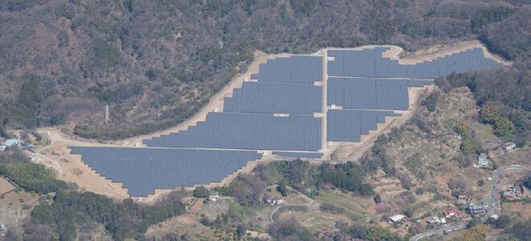 日本アジアグループ傘下のJAG国際エナジーは、神奈川県大井町の太陽光発電所「足柄大井ソーラーウェイ」の竣工式を行った。（写真」日本アジアグループの発表資料より）