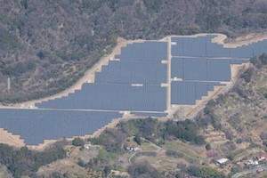 日本アジアグループ傘下のJAG国際エナジーは、神奈川県大井町の太陽光発電所「足柄大井ソーラーウェイ」の竣工式を行った。（写真」日本アジアグループの発表資料より）