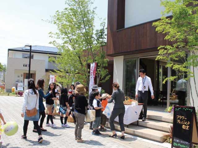 消費増税後の住宅業界では大手メーカーを中心に富裕層をターゲットにした高価格帯の商品が堅調。しかし、魅力的な商品を打ち出すことで、一般住宅でも受注を伸ばし続けている中堅メーカーも存在している。