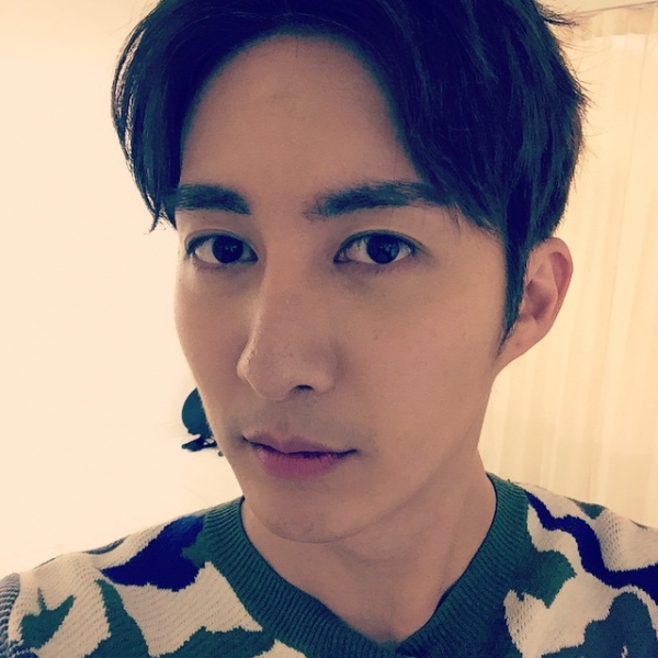 キム･ヒョンジュン(SS501のマンネ)が、ツイッターで自身のセルカ(自撮り写真)の腕に対する不満を呟いた。
