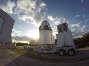有人宇宙船「ドラゴンV2」、発射台へ　6日に脱出システムの試験を実施（Image credit: SpaceX）