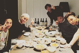 BIGBANGのT.O.P(トップ)は、BIGBANGのメンバー5人が揃って写っている写真を公開した。写真：T.O.Pのインスタグラム