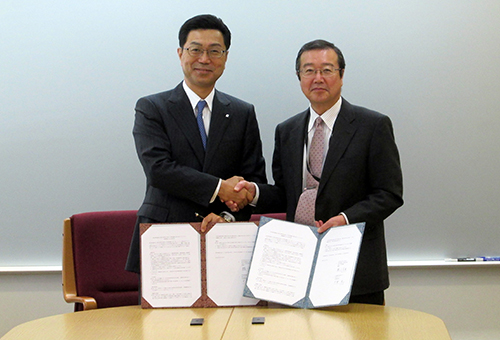 15日の署名式。（左）平野聡代表取締役社長、（右）緑川克美領域長（理化学研究所の発表資料より）