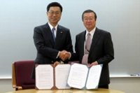 15日の署名式。（左）平野聡代表取締役社長、（右）緑川克美領域長（理化学研究所の発表資料より）