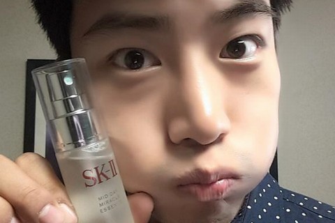 2PMのテギョンが、愛用のSK-Ⅱ製品とともに撮った美肌ショットを公開した。写真：テギョンのツイッター