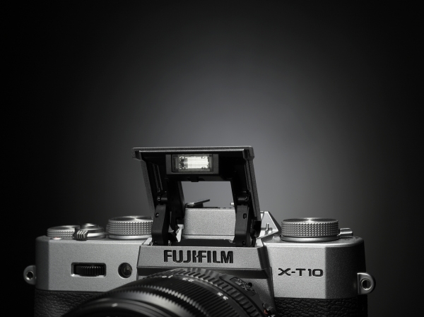 富士フイルムのミラーレスカメラ新製品「FUJIFILM X-T10」（写真：富士フイルム発表資料より）