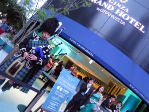 銀座8丁目の午後6時、まだ明るい銀座にバグパイプの音が鳴り響くと、界隈の銀座プロの女性と待ち合わせる男たちが集まり、盛況裏だったというイベント