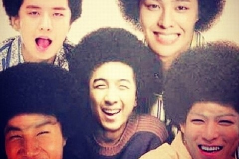 アイドルグループBIGBANGのメンバー全員が髪形をカーリーヘアーにしちゃった?写真：BIGBANG、T.O.Pのインスタグラム