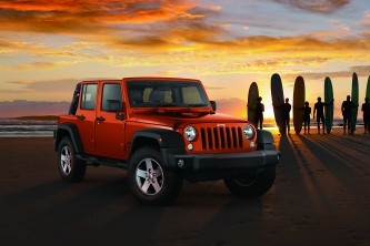 「Jeep Wrangler Unlimited Sunset Orange」（左）と「Jeep Cherokee Mango Tango」（右） （FCAジャパンの発表資料より）