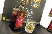 6月2日に全国で新発売する「ブラックニッカ・ディープブレンド」(700ml/アルコール度数45%)。想定市場価格は1500円(税別)