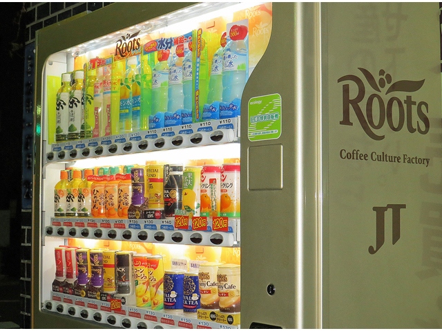 サントリーは49万台。それにジャパンビバレッジの26万台を加えるとば75万台となり、コカ・コーラの自販機保有台数83万台に猛追・肉薄する。「コカ・コーラを抜いて業界首位を奪取する」ことも夢ではない