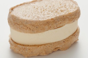 桜のハチミツを贅沢に使用したアイス「83あいす」（株式会社うずまきの発表資料より）