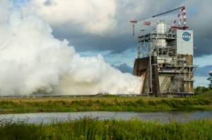 NASA、超大型ロケットSLS用「RS-25」ロケット・エンジンの2回目の燃焼試験を実施（Image credit: NASA）