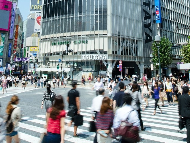 平日の往復通勤時間は「1時間26分」で、80年調査の「1時間43分」から20分ほど短くなった。