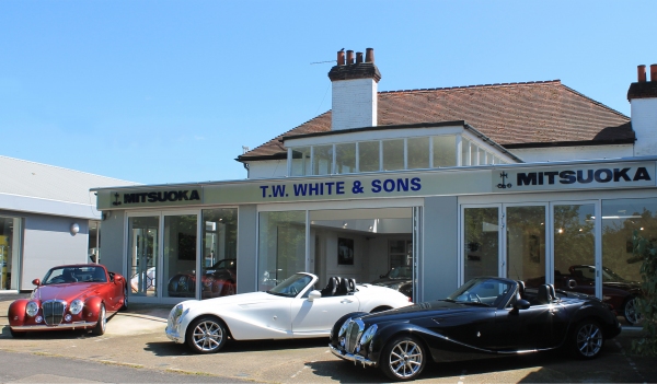 光岡自動車が、欧州に初めて設置した英国販売代理店。「Mitsuoka Himiko(現地モデル名:Mitsuoka Roadster)」を販売する（写真提供：光岡自動車）