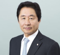 大幸薬品＜４５７４＞（東１）の柴田高社長は、「第６３回日本化学療法学会総会（６月４日～６日開催）のランチョンミーティング（６日）で、同社が研究を開始してから１０年に亘る二酸化塩素に関する研究成果として「二酸化塩素ガスによる環境感染対策」を発表した。